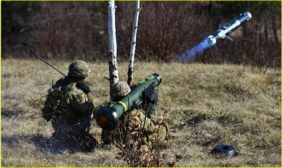 صاروخًا من طراز Javelin FGM-148F